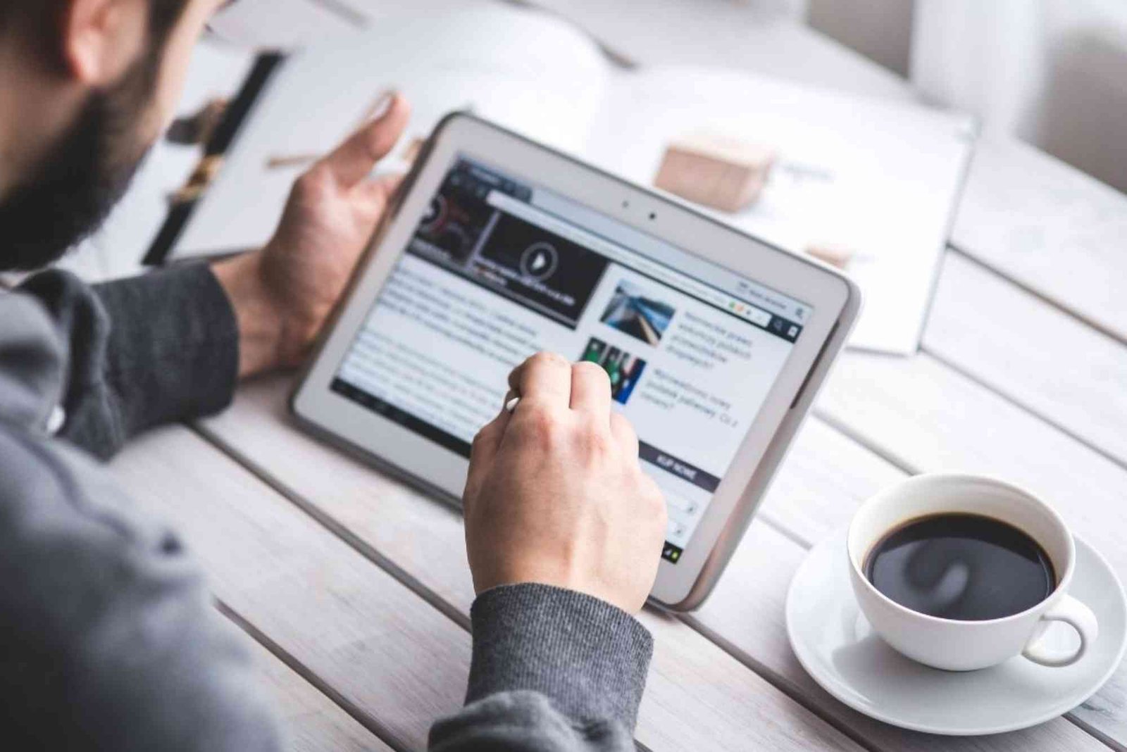 Cara Pemerintah Mengawasi Media dan Informasi