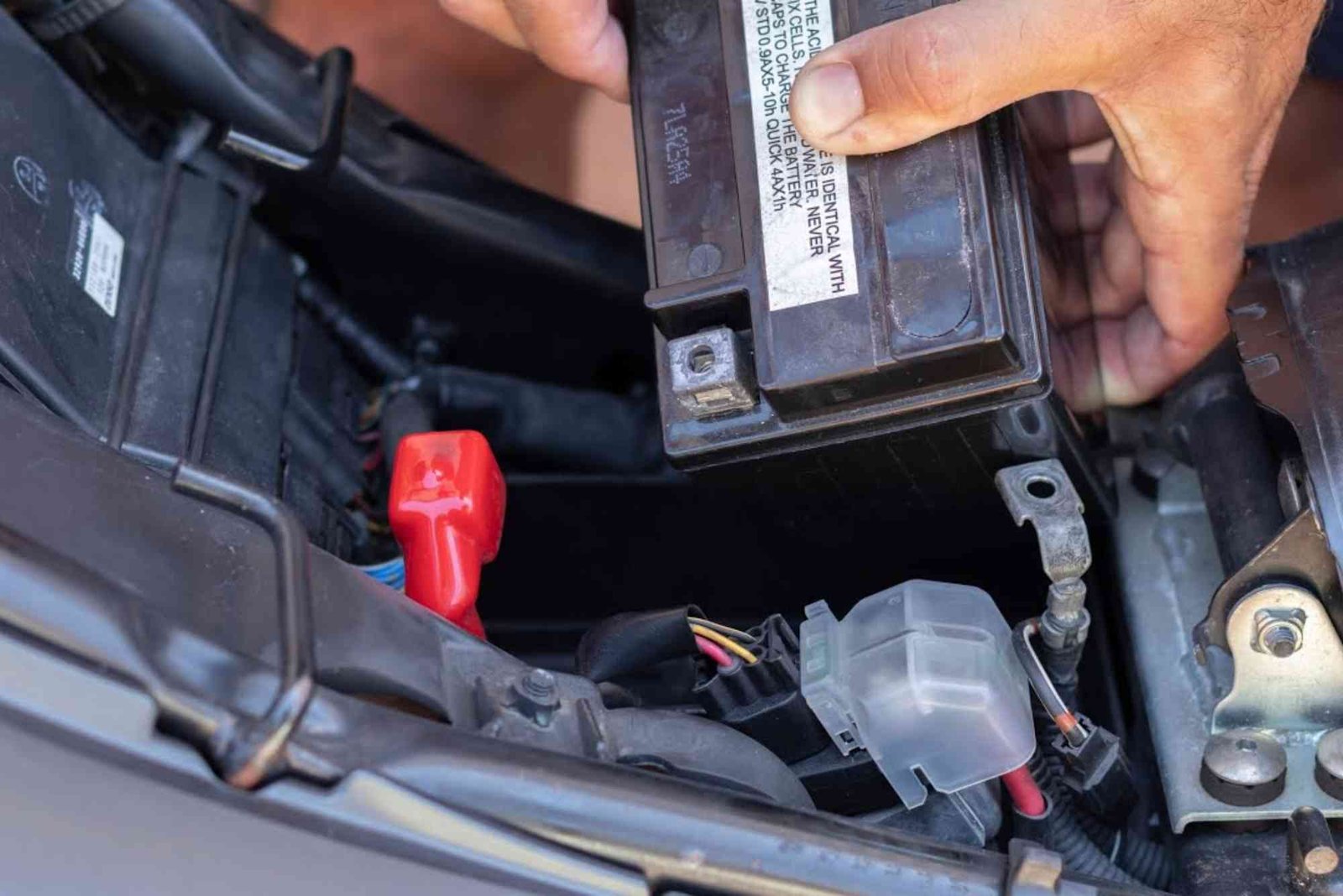 Tanda-Tanda Aki Mobil Lemah dan Cara Mengatasinya