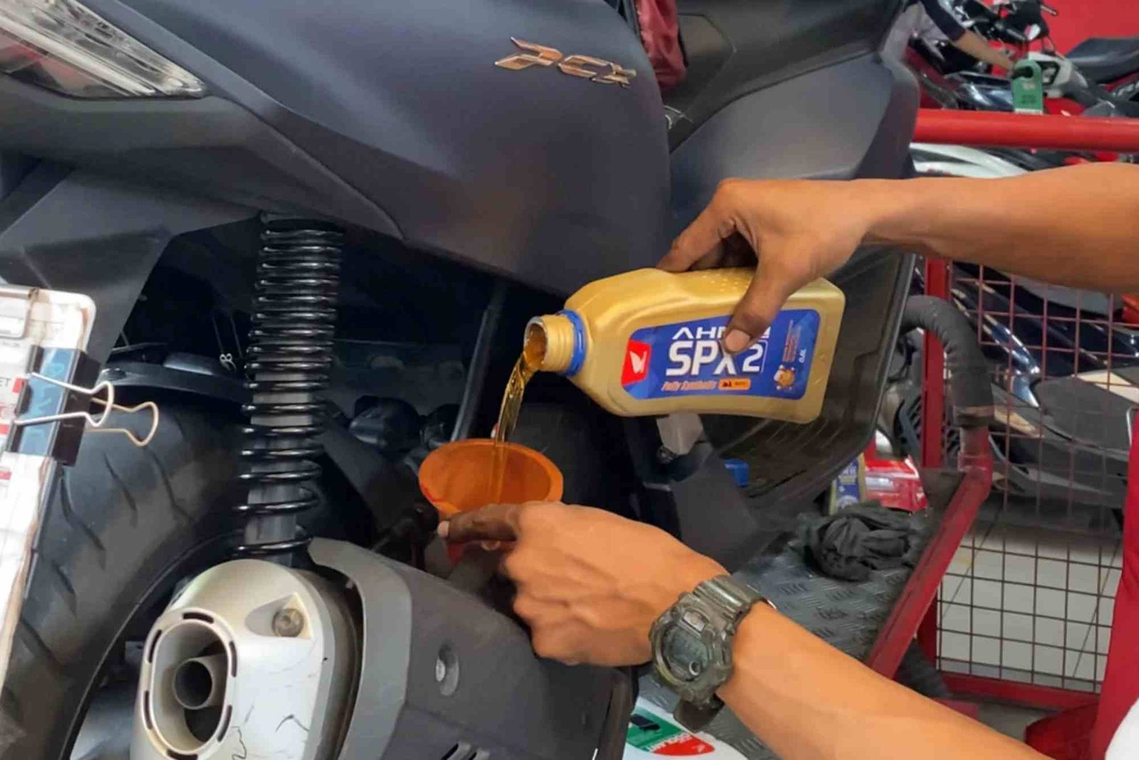 Efek Telat Ganti Oli: Risiko Besar yang Sering Diremehkan